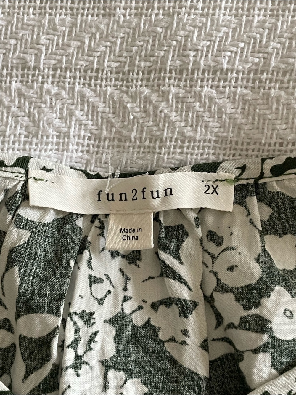 Floral V-Neck Green & White Women's Top Three quarter sleeves Plus 2X - Picture 3 of 8